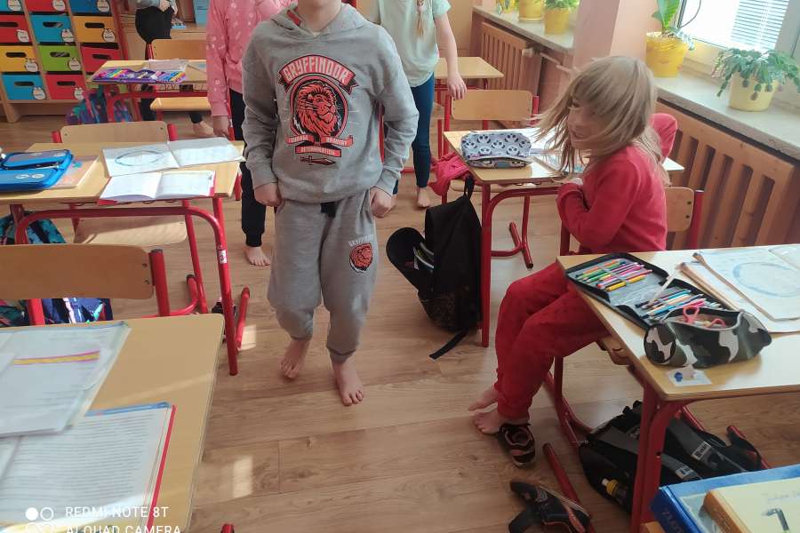 DZIEŃ BEZ SKARPETEK2223