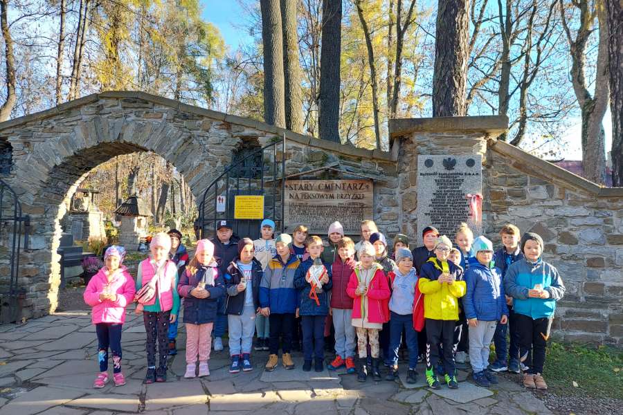 SZKOŁA PAMIĘTA - WYCIECZKA KLAS 1 i 3