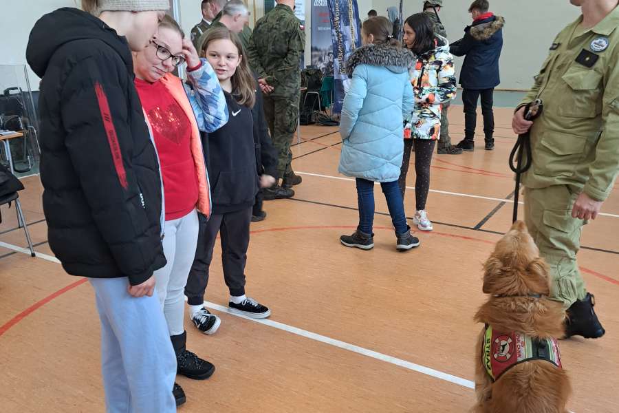 Wyjście klas VII I VIII na wystawę poświęconą pracy służb mundurowych23