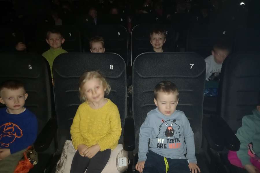 Wyjazd do kina na spektakl teatralny pt. " Plastusiowy pamietnik".