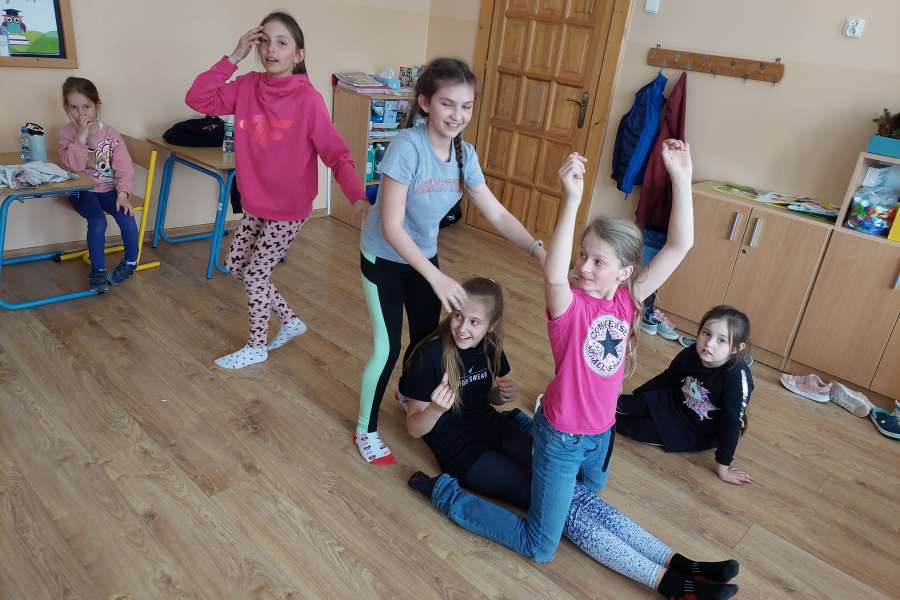 ZAJĘCIA MUZYCZNO -TANECZNYCH