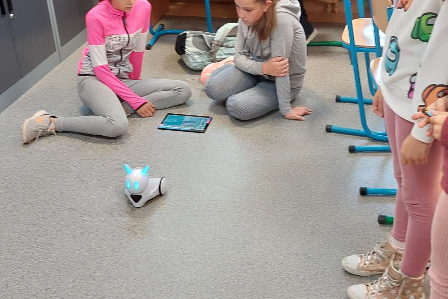 2223-ZAJĘCIA ROZWIJAJĄCE KREATYWNOŚC W KLASIE 1 i 2  Lab przyszłości