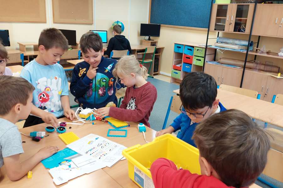 2223-ZAJĘCIA ROZWIJAJĄCE KREATYWNOŚC W KLASIE 1 i 2  Lab przyszłości