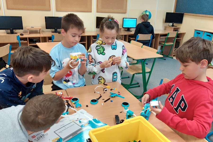 2223-ZAJĘCIA ROZWIJAJĄCE KREATYWNOŚC W KLASIE 1 i 2  Lab przyszłości