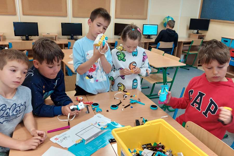 2223-ZAJĘCIA ROZWIJAJĄCE KREATYWNOŚC W KLASIE 1 i 2  Lab przyszłości