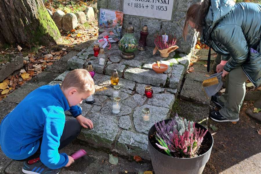 Z wizytą na grobie Kornela Makuszyńskiego2324a