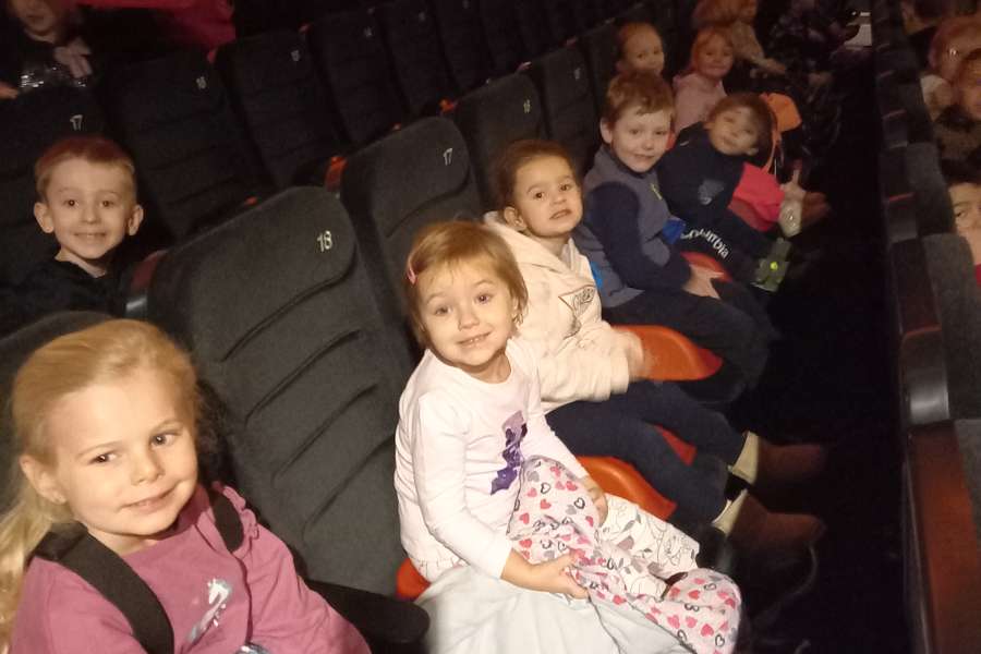 Wyjazd do kina na spektakl teatralny pt. " Piotruś Pan".