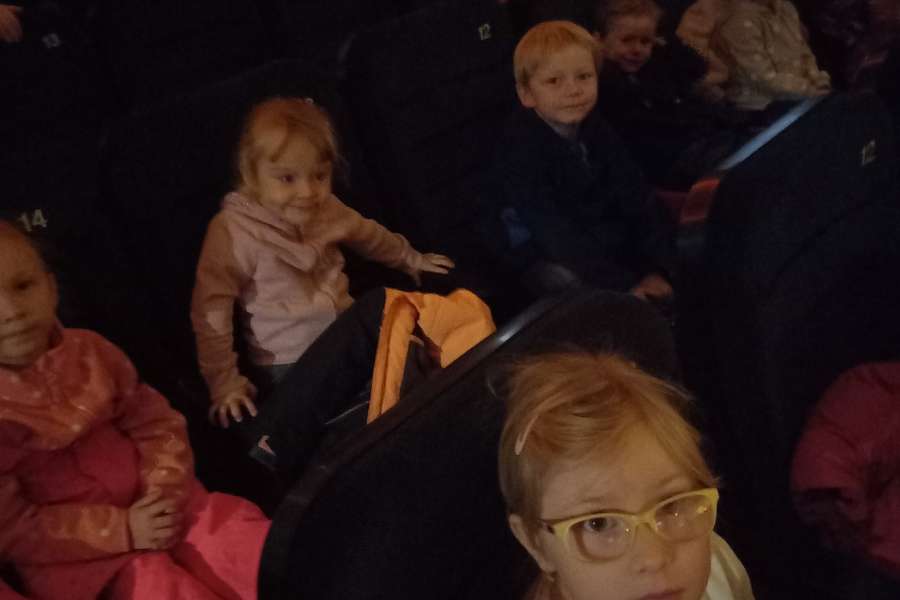 Wyjazd do kina na spektakl teatralny pt. " Piotruś Pan".