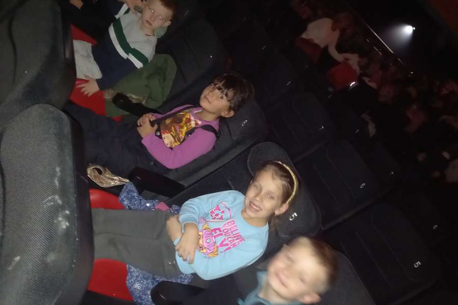 Wyjazd do kina na spektakl teatralny pt. " Piotruś Pan".