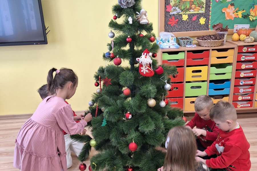 Przygotowania do świąt Bożego Narodzenia w zerówce.2324a