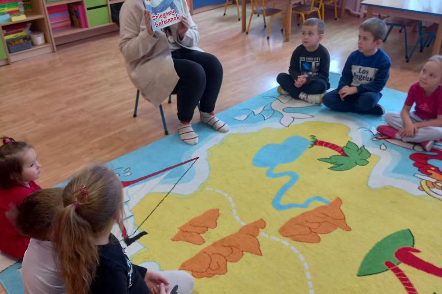 CZYTANIE BAJKI W RAMACH PROJEKTU " MAŁY MIŚ W ŚWIECIE WIELKIEJ LITERATURY"