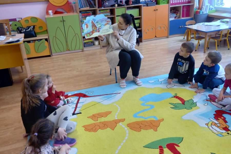 CZYTANIE BAJKI W RAMACH PROJEKTU " MAŁY MIŚ W ŚWIECIE WIELKIEJ LITERATURY"