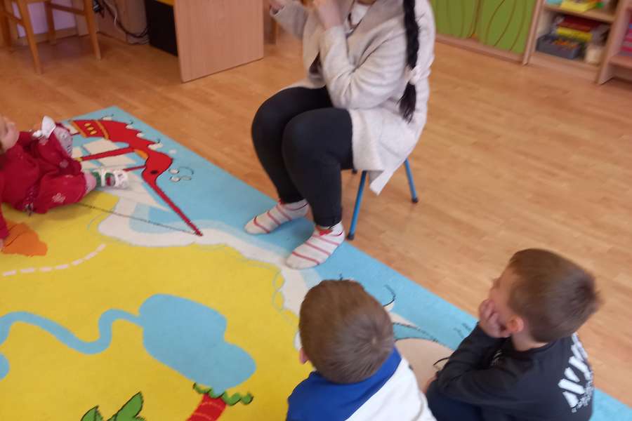 CZYTANIE BAJKI W RAMACH PROJEKTU " MAŁY MIŚ W ŚWIECIE WIELKIEJ LITERATURY"