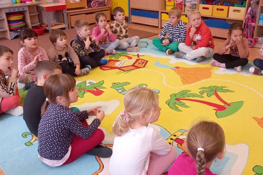 CZYTANIE BAJKI W RAMACH PROJEKTU " MAŁY MIŚ W ŚWIECIE WIELKIEJ LITERATURY"