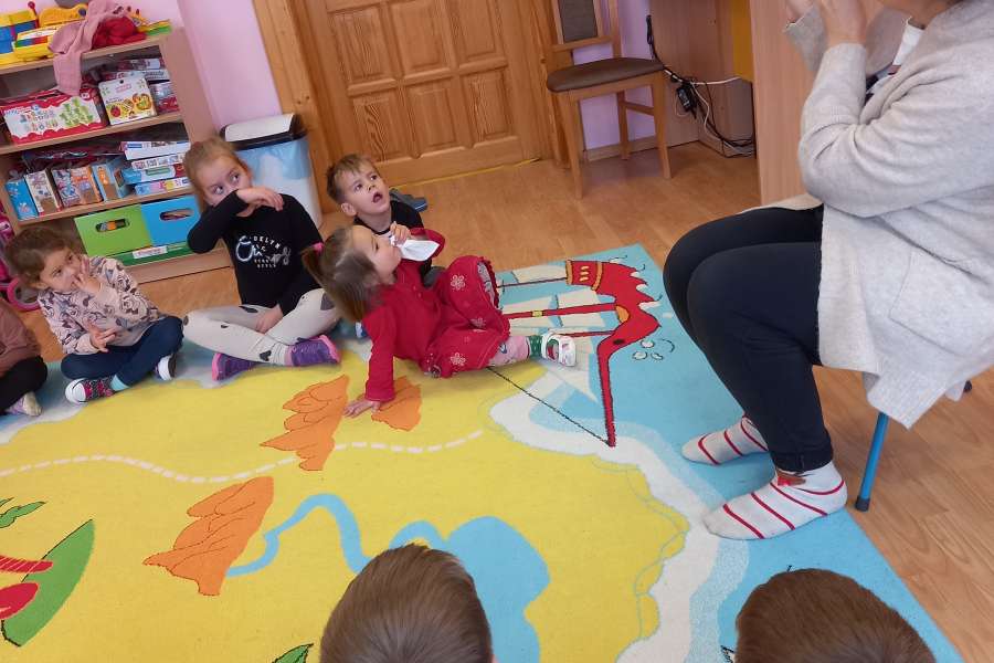 CZYTANIE BAJKI W RAMACH PROJEKTU " MAŁY MIŚ W ŚWIECIE WIELKIEJ LITERATURY"