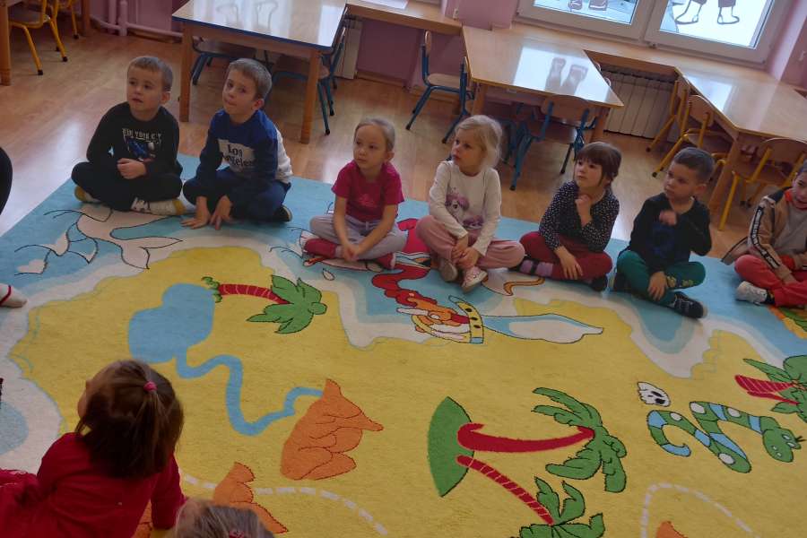 CZYTANIE BAJKI W RAMACH PROJEKTU " MAŁY MIŚ W ŚWIECIE WIELKIEJ LITERATURY"