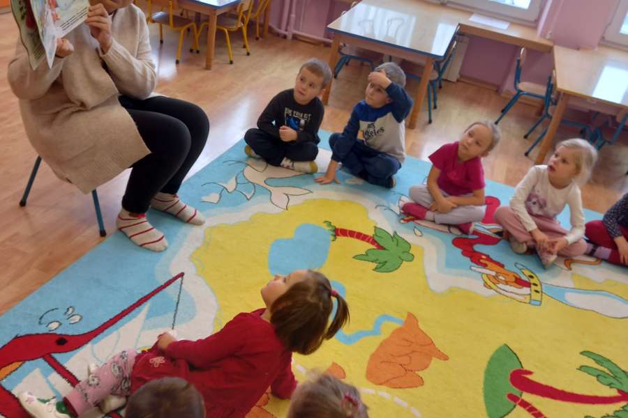 CZYTANIE BAJKI W RAMACH PROJEKTU " MAŁY MIŚ W ŚWIECIE WIELKIEJ LITERATURY"