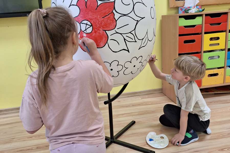 Malowanie pisanek w przedszkolu2324a