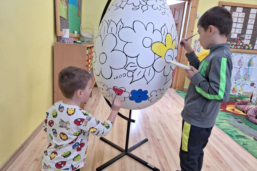 Malowanie pisanek w przedszkolu2324a