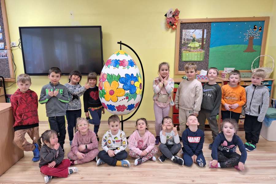 Malowanie pisanek w przedszkolu2324a