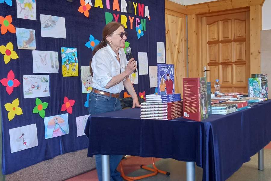 Spotkanie z pisarką Katarzyną Ryrych-pp2324a