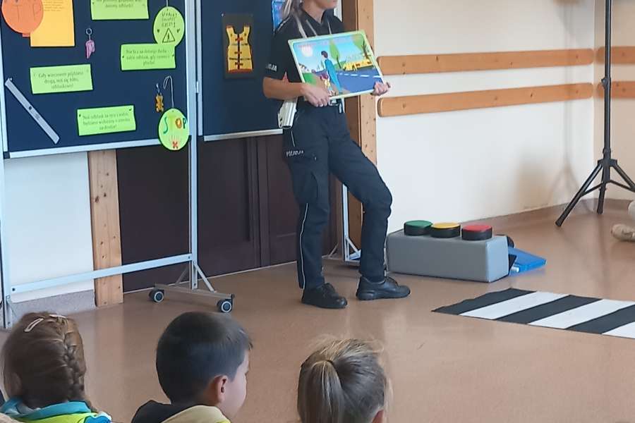 ODBLASKOWA SZKOŁA – SPOTKANIE Z FUNKCJONARIUSZAMI POLICJI