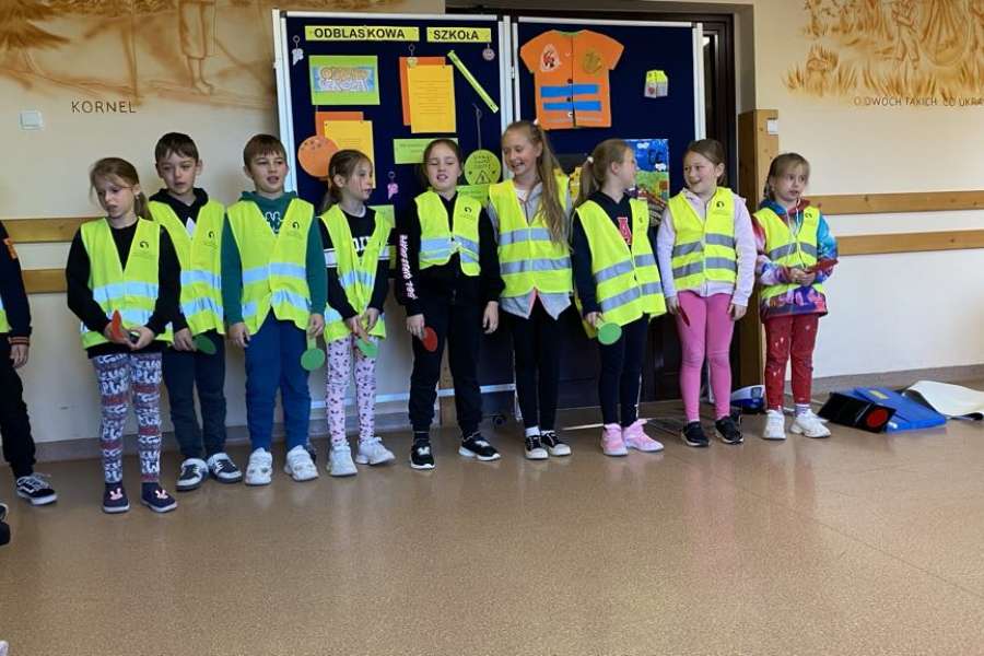 ODBLASKOWA SZKOŁA – SPOTKANIE Z FUNKCJONARIUSZAMI POLICJI