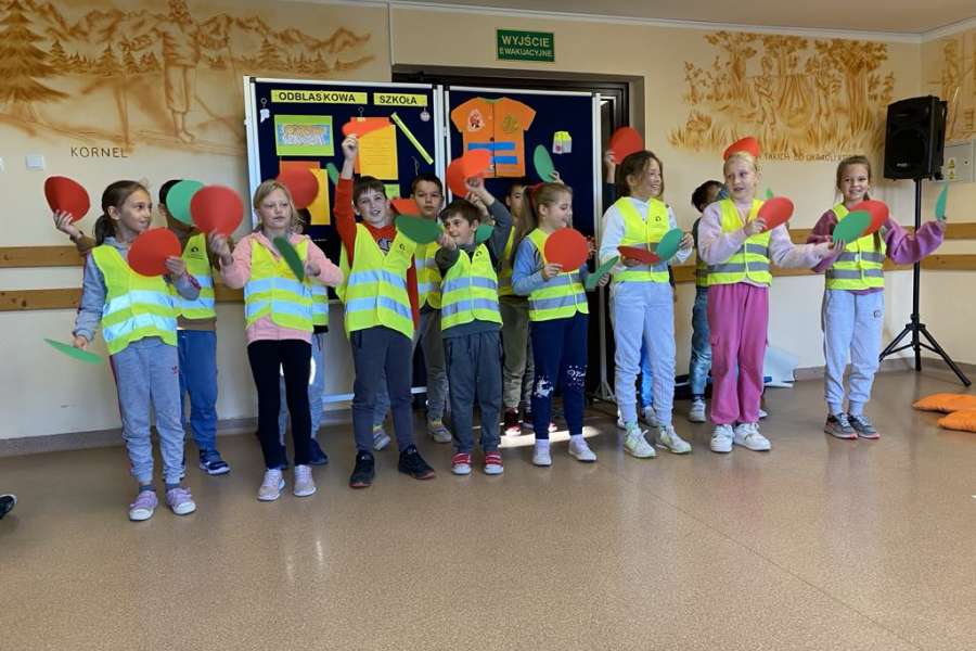 ODBLASKOWA SZKOŁA – SPOTKANIE Z FUNKCJONARIUSZAMI POLICJI