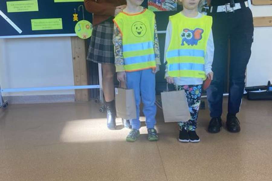 ODBLASKOWA SZKOŁA – SPOTKANIE Z FUNKCJONARIUSZAMI POLICJI