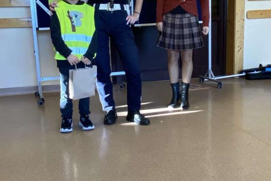 ODBLASKOWA SZKOŁA – SPOTKANIE Z FUNKCJONARIUSZAMI POLICJI