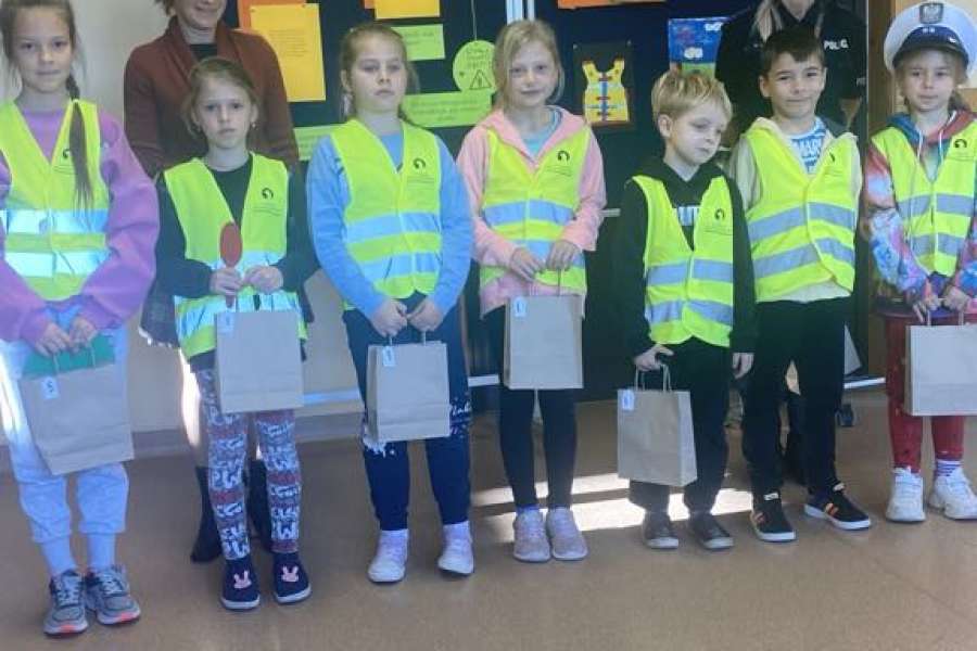 ODBLASKOWA SZKOŁA – SPOTKANIE Z FUNKCJONARIUSZAMI POLICJI