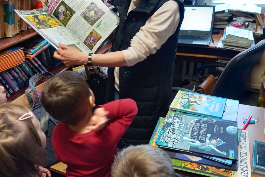 Wizyta w szkolnej bibliotece-pp2425