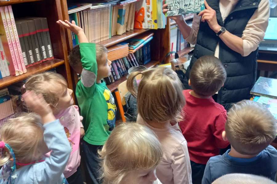 Wizyta w szkolnej bibliotece-pp2425