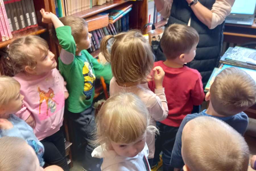 Wizyta w szkolnej bibliotece-pp2425