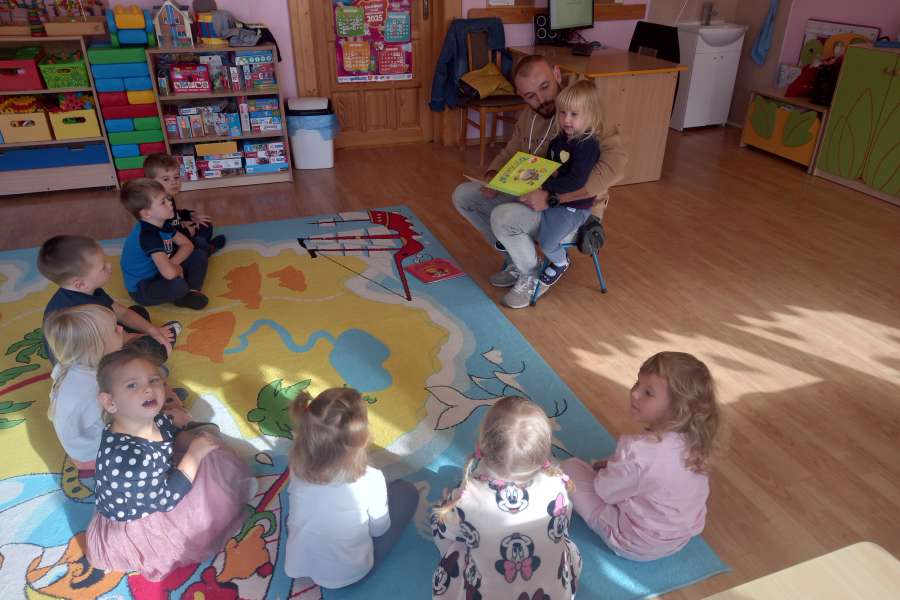 Czytanie bajki w przedszkolu - pp2526
