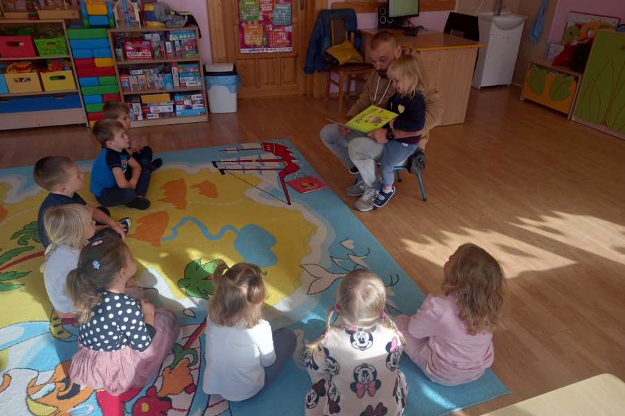 Czytanie bajki w przedszkolu - pp2526