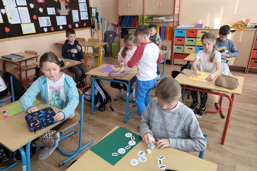 Uczniowie klas 1–3 w Akademii Łowców Odpadów!