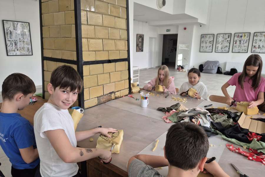 Warsztaty kreatywne z budowy lalek i animacji – relacja z wyjścia klasy 4