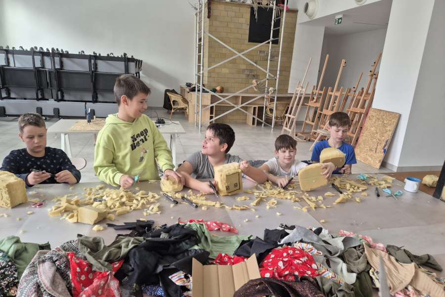 Warsztaty kreatywne z budowy lalek i animacji – relacja z wyjścia klasy 4