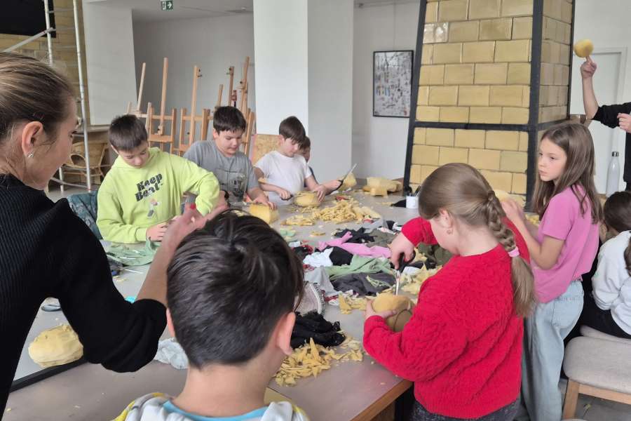 Warsztaty kreatywne z budowy lalek i animacji – relacja z wyjścia klasy 4