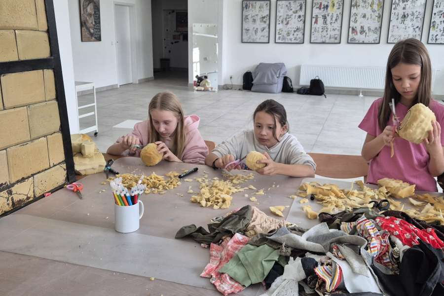 Warsztaty kreatywne z budowy lalek i animacji – relacja z wyjścia klasy 4