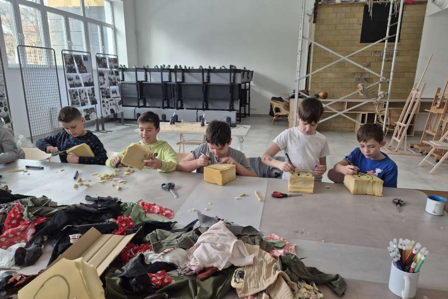 Warsztaty kreatywne z budowy lalek i animacji – relacja z wyjścia klasy 4