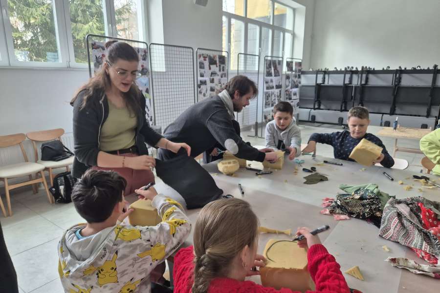Warsztaty kreatywne z budowy lalek i animacji – relacja z wyjścia klasy 4